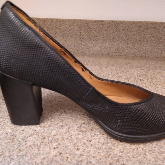 Clarks Artisan  Black Leather  Size 8 Snake print Heels - Picture 3 of 8